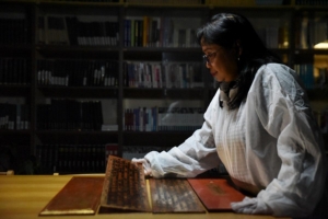Photo essay on our librarian: Filipina info specialist in Prague