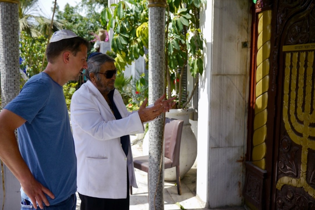 Author with Igal Israelov in front of the “Sherobodi”synagogue