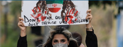KOMENTÁŘ K.SCHWARTZE: Odvaha íránských žen vzdorovat režimu je obdivuhodná.