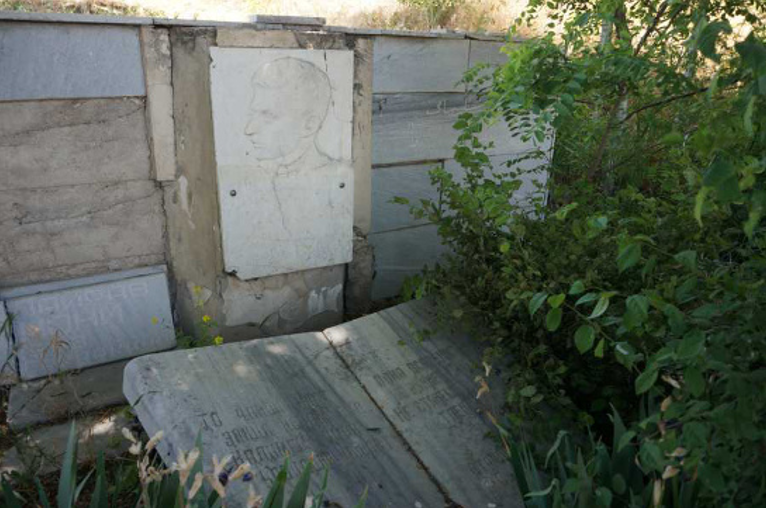 Payrav’s grave with his portrait Payrav’s grave with his portrait